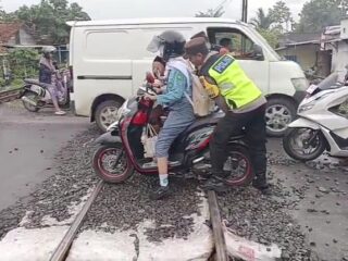 Sigap! Polisi di Sragi Bantu Pengendara Motor yang Selip di Perlintasan Kereta Api saat PH Pagi