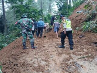 Polisi Turun Tangan, Longsor di Lebakbarang Tak Lumpuhkan Akses Antar Desa