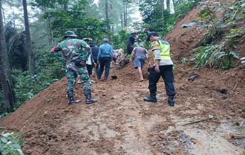 Polisi Turun Tangan, Longsor di Lebakbarang Tak Lumpuhkan Akses Antar Desa
